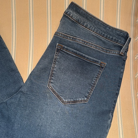 OLD NAVY ROCKSTAR MID RISE SKINNY JEANS MEDIUM WASH FLORAL EMBROIDERY SIZE 8 - Picture 12 of 14